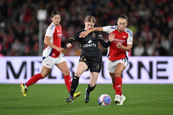 Caitlin Foord d'Arsenal et Cortnee Vine de la A-League All Stars contestent le ballon lors du match d'exhibition.