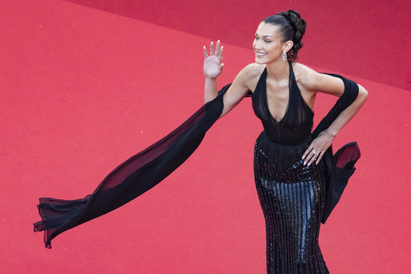 Bella Hadid à la première cannoise de L'Amour Ouf.