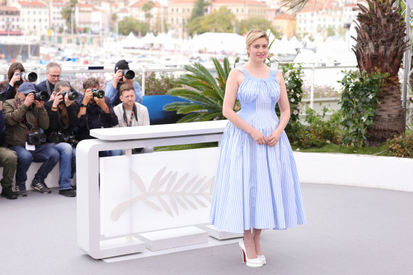 Greta Gerwig a associé sa robe bleue et blanche à une paire de « talons de cheval » blancs.