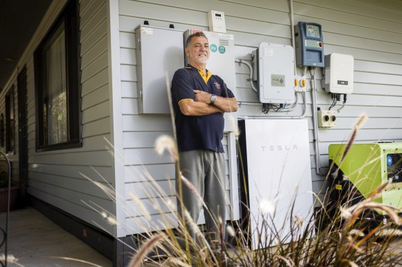 Des groupes de milliers de foyers équipés de panneaux solaires et de batteries de stockage permettent aux services publics d’électricité de regrouper l’énergie solaire stockée et de faire appel à elle pour aider à stabiliser le réseau électrique en cas de besoin. En échange d'un crédit sur leurs factures, un nombre croissant de clients comme Tony Debono de Cobains à Victoria se sont inscrits.