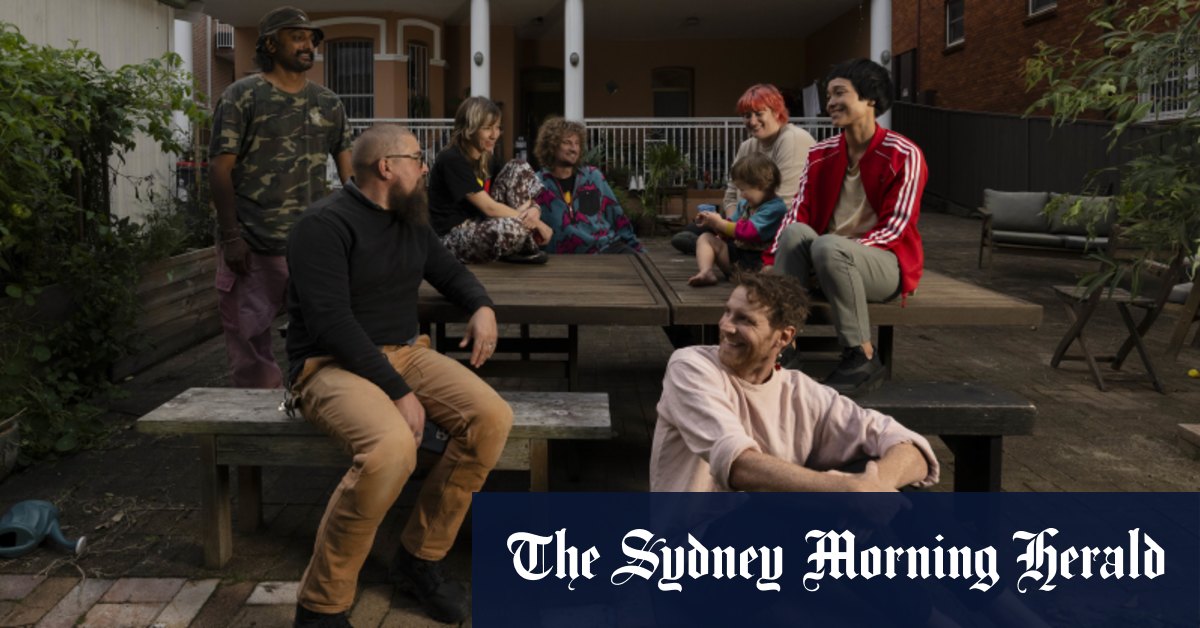 Alors que les prix de l'immobilier à Sydney et Melbourne montent en flèche, ces amis achètent un bloc d'unités ensemble.