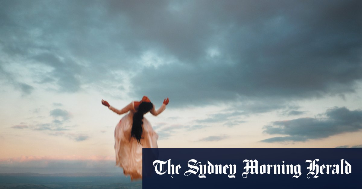 La photographe contemporaine australienne Rosemary Laing est décédée