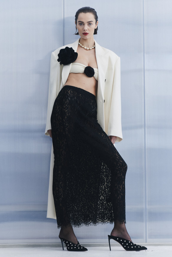 Manteau Camilla et Marc « Kamrynn », 950 $. Même haut bandeau Los Angeles, 250 $. Jupe Courtney Zheng « Anke », 195 $. Chaussures Alias Mae « Isla », 250 $.