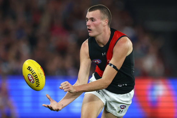 Nik Cox d'Essendon a été innocenté malgré avoir été remplacé par un problème aux ischio-jambiers au dernier tour.