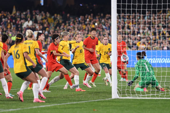 L'Australienne Michelle Heyman marque un but.
