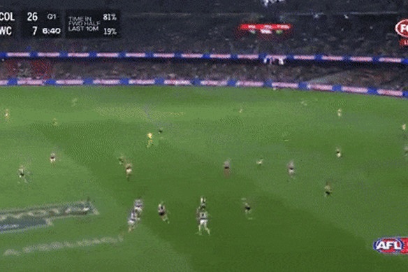 Harley Reid vole haut pour une marque spectaculaire contre Collingwood.