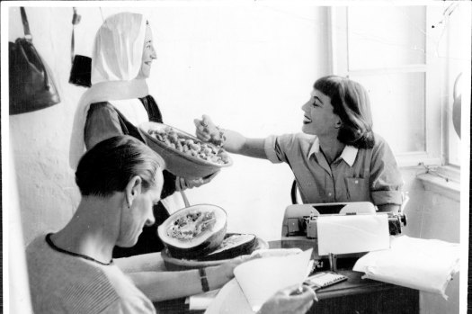 Charmian Clift avec George Johnston et la femme kalymnienne Sevasti Taktikou en 1963.
