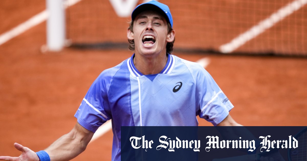 Alex De Minaur surprend Daniil Medvedev et atteint son premier quart de finale de Roland-Garros