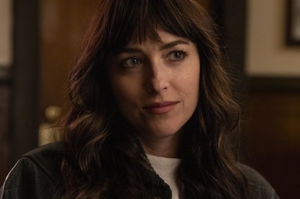 Dakota Johnson incarne Lucy, une femme d'une trentaine d'années qui se rend compte tardivement qu'elle est lesbienne et amoureuse de sa meilleure amie dans Suis-je OK ?