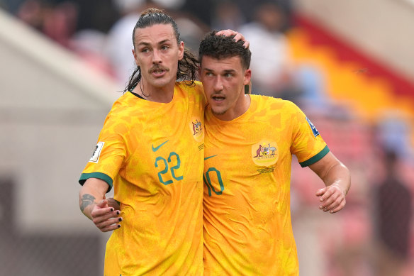 Ajdin Hrustic célèbre son but avec Jackson Irvine.