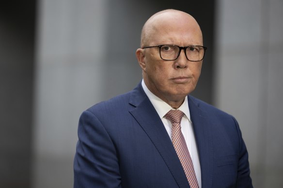 Dutton lors d'une conférence de presse au Parlement.