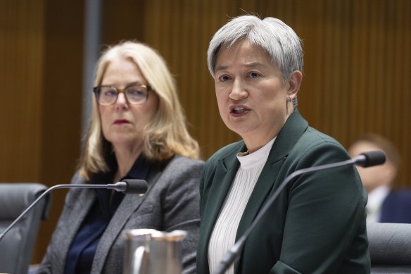 Wong (à droite), aux côtés du secrétaire du DFAT, Jan Adams, lors des estimations du Sénat.