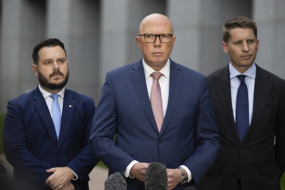 Dutton, Hastie (à droite) et le porte-parole adjoint de la défense Phillip Thompson (à gauche) lors de la conférence de presse.