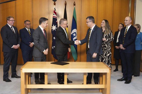 Butler (avant gauche), Albanese et Twomey (avant droite) lors de la signature du 8e accord de pharmacie communautaire au Parlement.