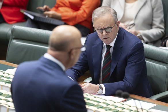 Dutton et Albanese pendant l'heure des questions.
