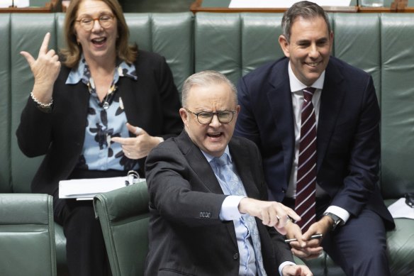 Ministre de l'Infrastructure, des Transports, du Développement régional et des Gouvernements locaux Catherine King (à gauche), Albanese et Chalmers pendant l'heure des questions.