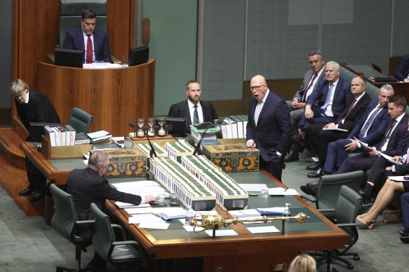 Albanese et Dutton pendant l'heure des questions.