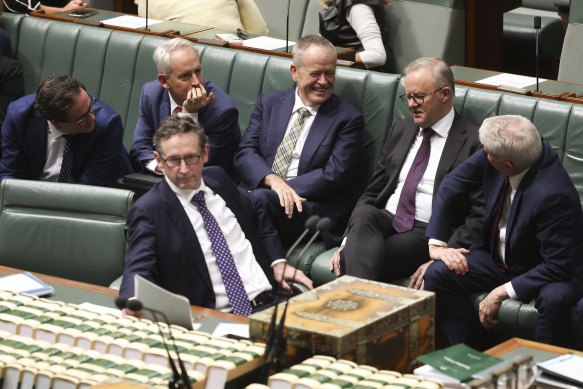 Albanese s'entretient avec ses députés lors d'une division à la Chambre des représentants.