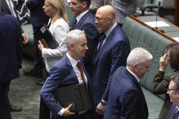 Giles et Dutton se croisent pendant la division.