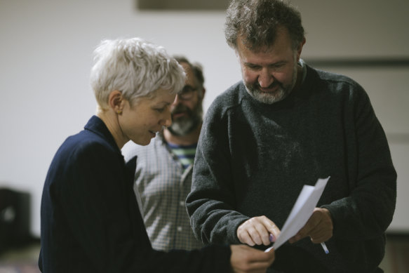 Rebecca Bower, John Leary (obscurci) et Francis Greenslade en répétition pour The Platypus.