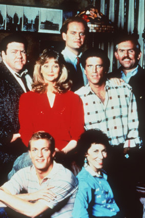 Woody Harrelson (avant gauche) et le casting de Cheers.