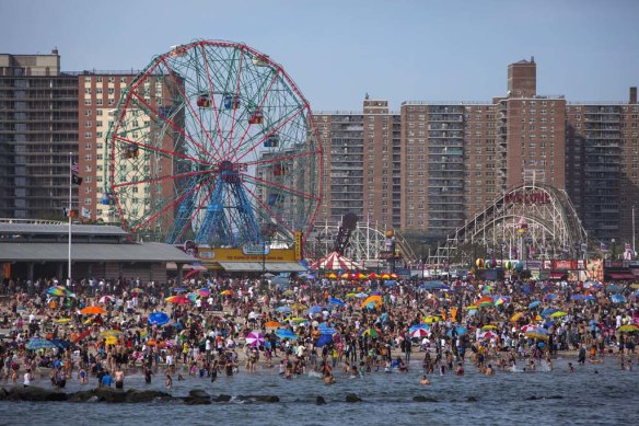Le concours de dégustation de hot-dogs a lieu à Coney Island chaque jour de l'indépendance.