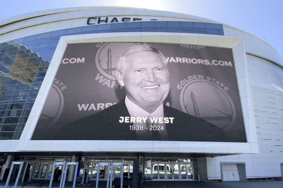 Les Golden State Warriors, où West a remporté deux autres championnats en tant qu'administrateur, lui ont rendu hommage sur le terrain de leur Chase Center.