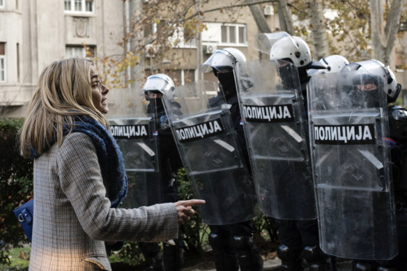 Bojana Novakovic, photographiée lors d'une manifestation en Serbie, est devenue une personne d'intérêt pour divers gouvernements.