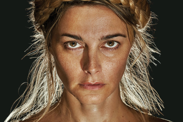Bojana Novakovic dans Macbeth (An Undoing) : ″Tout le monde essaie de la rendre folle et elle refuse de le permettre.″