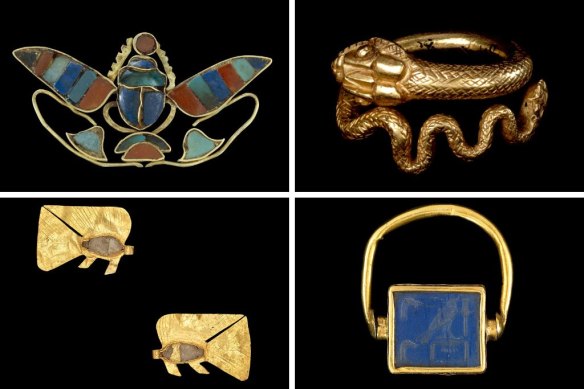 Bijoux de l'exposition, dans le sens des aiguilles d'une montre en partant du haut à gauche : Ornement d'un scarabée ailé tenant un disque solaire ;  bague en forme de serpent;  anneau montrant Thoutmosis III comme un sphinx piétinant un ennemi ;  et des amulettes en forme de poisson.