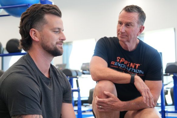 L'ancien olympien Duncan Armstrong (à droite) et son fils Tom (à gauche) ont participé au programme de 12 semaines de l'émission conçu pour réduire les facteurs de risque de décès prématuré.