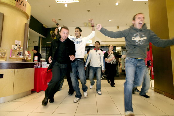 Les acheteurs se précipitent dans un magasin Myer pour les soldes du lendemain de Noël en 2016.