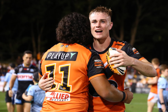 Lachlan Galvin après la victoire des Tigres contre les Sharks en mars.