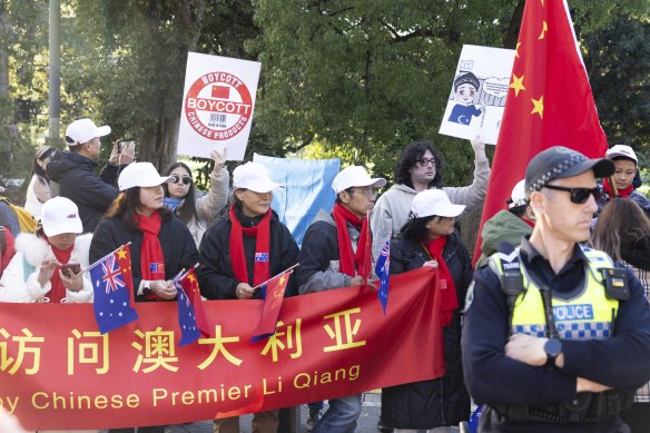 Manifestants et partisans du Premier ministre chinois Li Qiang à l'entrée du zoo d'Adélaïde.