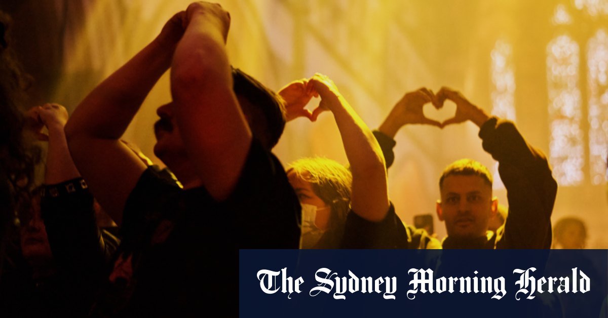 Maison Communitas;  La femme en noir, Melbourne ;  Cadela Forca à Rising, drogue du viol sur scène