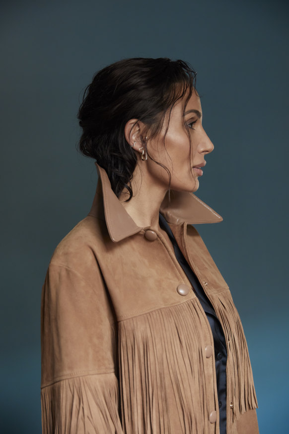 Veste Sandro. Chemise Homebodii x Snezana. Ses propres bijoux