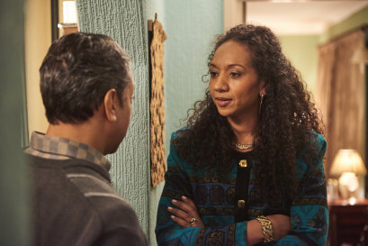 Pete (Phaldut Sharma) attribue à sa dysfonction érectile les problèmes de son mariage avec Alys (Alexandria Riley).