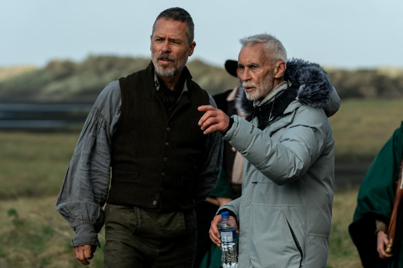 Lee Tamahori sur le tournage de The Convert avec le leader Guy Pearce.
