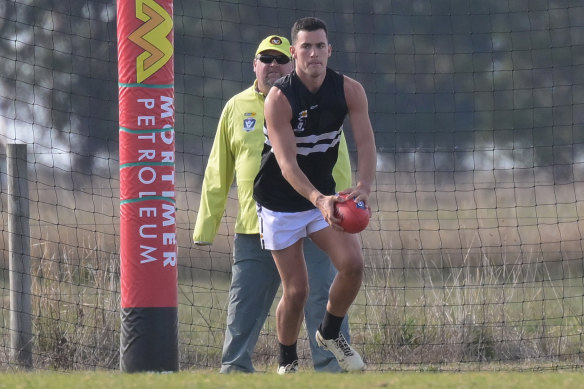 Charlie McCartin en action pour Lorne dans la ligue Colac et District.
