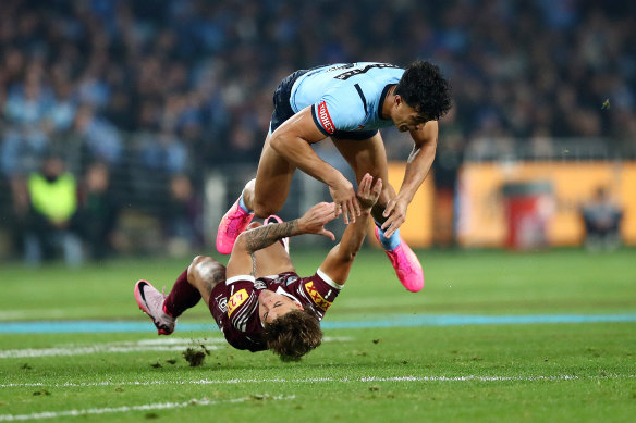 Joseph Suaalii a été expulsé pour ce tir haut sur Reece Walsh.