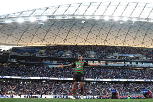 Latrell Mitchell après avoir marqué un but lors de la victoire des Souths contre les Roosters lors de la première semaine de la finale 2022.