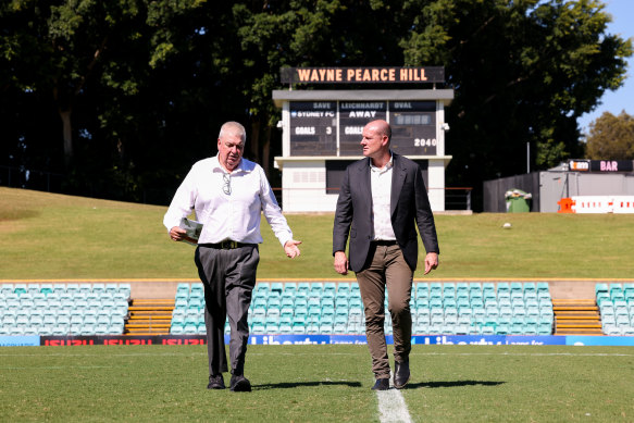 Shane Richardson, PDG de Wests Tigers, et Darcy Byrne, maire d'Inner West.