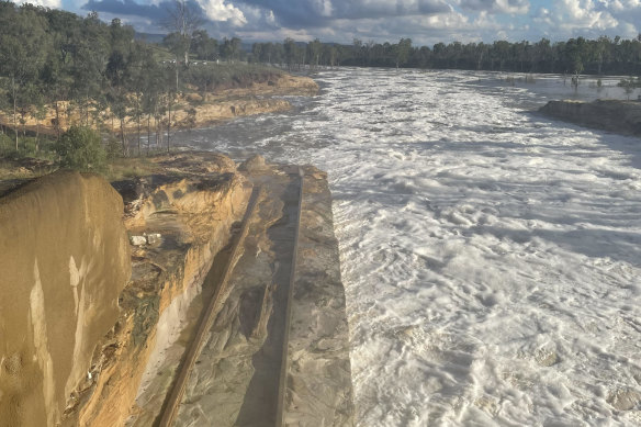 Jour 15 : L'eau est libérée du barrage de Wivenhoe – « des volumes inconcevables avec une puissance extraordinaire ».