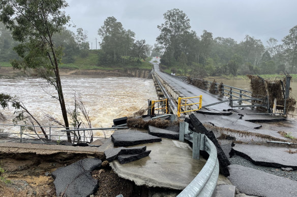 « Biologique ou plastique.  Végétal, animal ou minéral.  Face à une rivière en colère, tel est notre destin commun » : Dégâts causés par les inondations au mont Crosby Weir. 