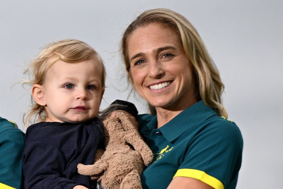 Geneviève Gregson avec son fils, Archer.