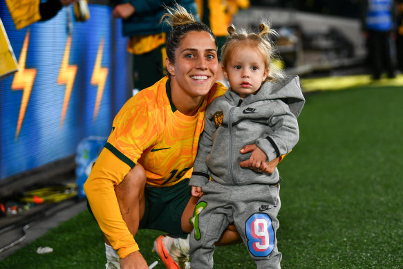Le milieu de terrain des Matildas Katrina Gorry avec sa fille Harper.