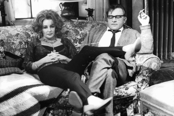 Elizabeth Taylor et Richard Burton dans une scène du film de 1966 sur la pièce d'Edward Albee.