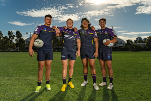 Le capitaine du Melbourne Storm, Harry Grant (deuxième à partir de la gauche), pose avec les joueurs juniors du Storm Stanley Huen (de Brisbane), à gauche, Josiah Moreli (Casey Warriors), au milieu à droite, et Micah Warena (Casey Warriors), à l'extrême droite.
