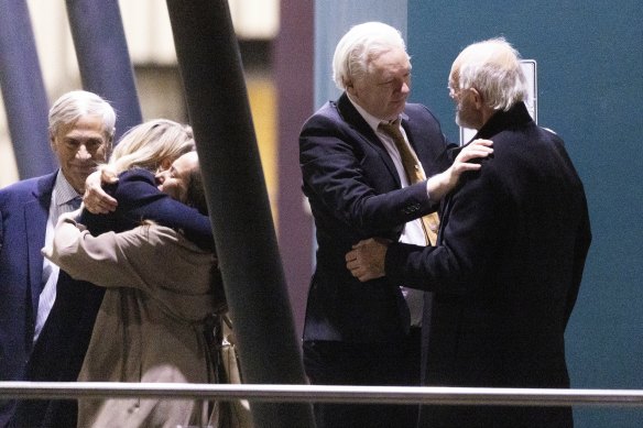 Julian Assange et son père, John Shipton, se retrouvent à l'aéroport.