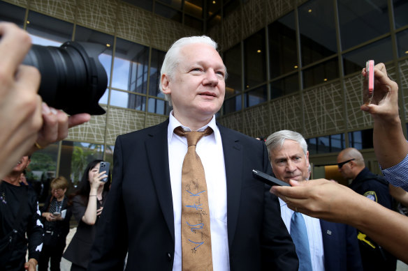 Le fondateur de WikiLeaks, Julian Assange, quitte le palais de justice des îles Mariannes du Nord après avoir plaidé coupable à une accusation de crime. 